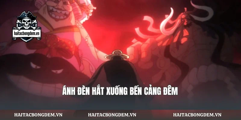 Ánh đèn hắt xuống bến cảng đêm