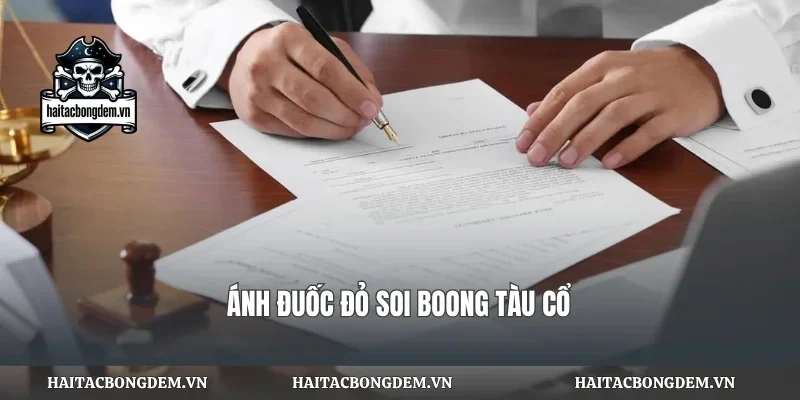 Ánh đuốc đỏ soi boong tàu cổ