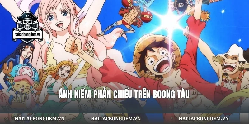 Ánh kiếm phản chiếu trên boong tàu