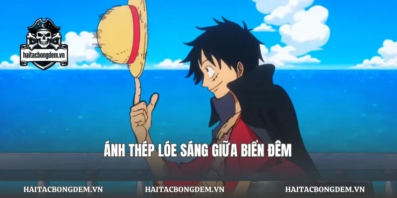 Ánh thép lóe sáng giữa biển đêm