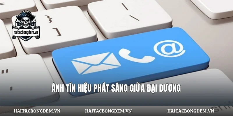 Ánh tín hiệu phát sáng giữa đại dương